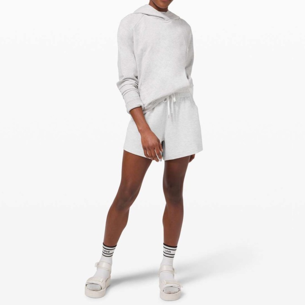 Lululemon Mellow In HR Short 4.5” size 6 NWT